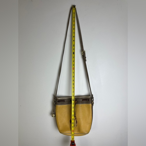 Vtg Dooney & Bourke AWL Teton Drawstring Crossbody Bucket Bag Palomino Yellow - Picture 6 of 15